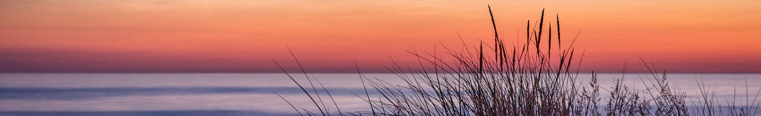 Lysende natskyer. Ved en nordvendt kyst en klar sommeraften er der gode chancer for at se lysende natskyer.